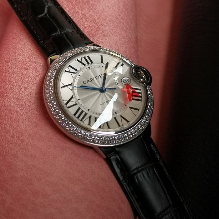 top-tier replica watch Cartier men's white dial blue balloon series mechanical leather strap watch front view