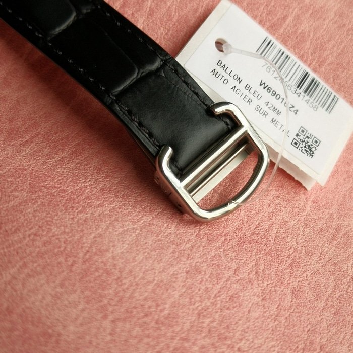 top-tier replica watch Cartier men's white dial blue balloon series mechanical leather strap watch clasp picture
