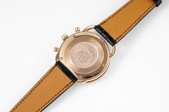 Top-tier replica Hermès men's white dial black belt quartzleather strap watch back cover picture