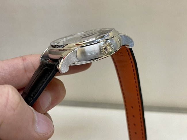 Top-tier replica watch Roger Dubuis men's white dial black belt 18kwhite goldtourbillon mechanical leather strap watch side view