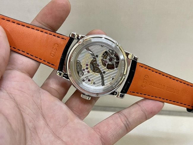 top-tier replica watch Roger Dubuis men's white dial black belt 18kwhite goldtourbillon mechanical leather strap watch movement picture