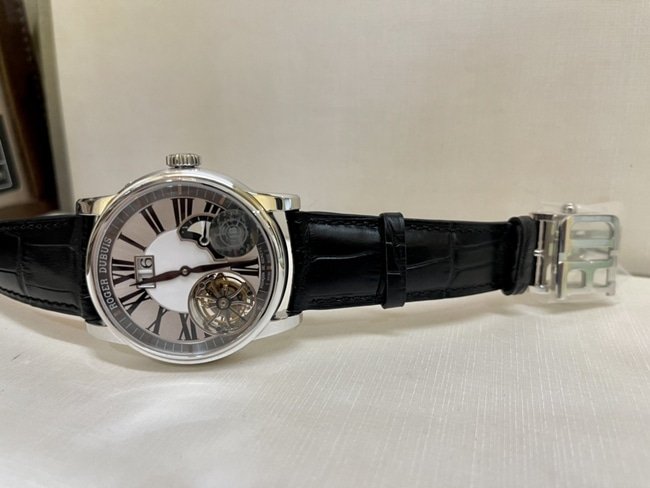 Top-tier replica watch Roger Dubuis men's white dial black belt 18kwhite goldtourbillon mechanical leather strap watch front view