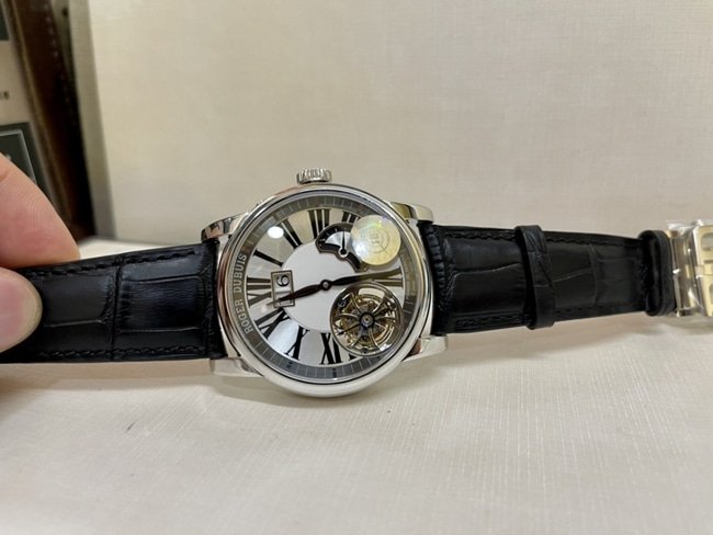 Top-tier replica watch Roger Dubuis men's white dial black belt 18kwhite goldtourbillon mechanical leather strap watch front view