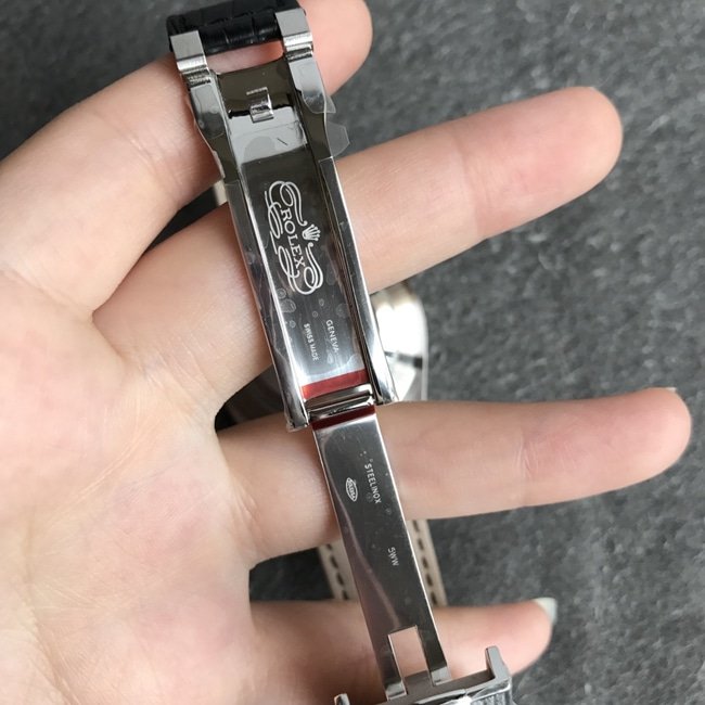 top-tier replica watch Rolex men's gray plate black belt log series baby's breath automatic movement crocodile leather strap watch clasp picture