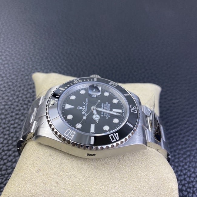 Clean FactoryRolextop-tier replica watch Black Submariner41mm men's black dialsteel braceletautomatic movement watch side view