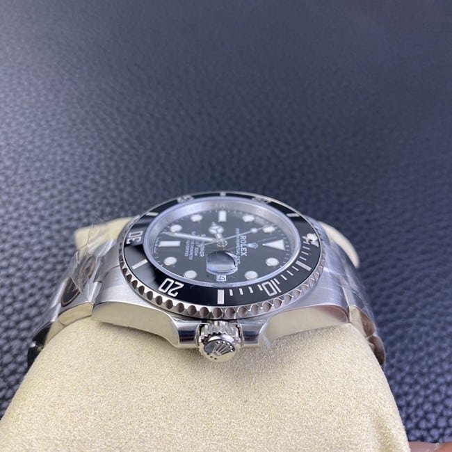 Clean FactoryRolextop-tier replica watch Black Submariner41mm men's black dialsteel braceletautomatic movement watch side view
