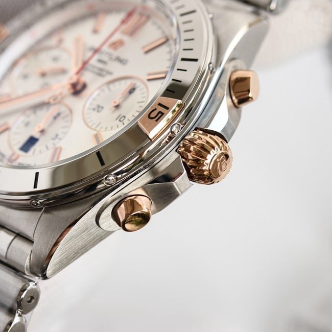 top-tier replicaBreitlinghigh-quality replica bullet chainAsia-7750movement42mm white dialsteel bracelet men's side view
